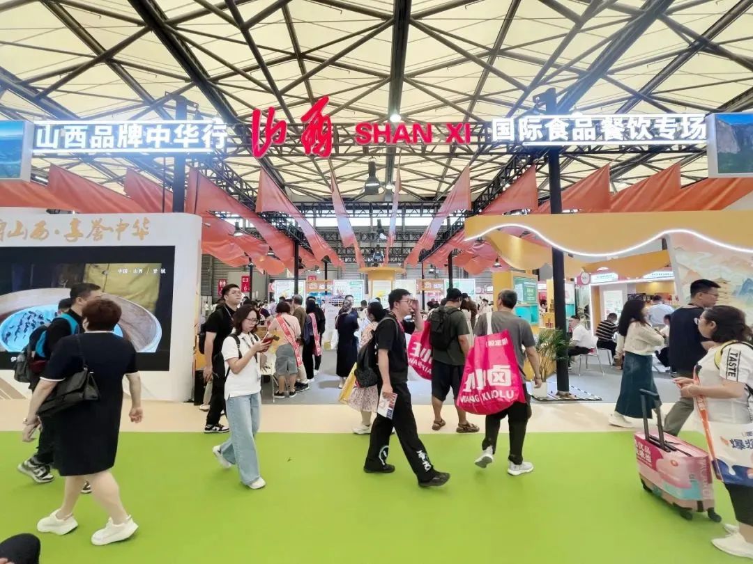 圖為山西品牌中華行國際食品餐飲展區(qū)。山西經(jīng)濟(jì)日報全媒體記者 劉業(yè)飛 攝